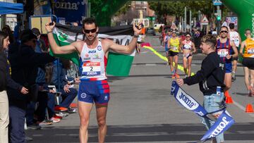 CIEZA (MURCIA), 26/02/2023.- El atleta extremeño Álvaro Martín, entra en meta, tras ganar la prueba del campeonato de España de Marcha en Ruta, este domingo en la localidad murciana de Cieza. EFE/Marcial Guillén