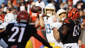 CINCINNATI, OHIO - DECEMBER 05: Justin Herbert #10 of the Los Angeles Chargers looks to pass during the first quarter against the Cincinnati Bengals at Paul Brown Stadium on December 05, 2021 in Cincinnati, Ohio.   Kirk Irwin/Getty Images/AFP
 == FOR NEWSPAPERS, INTERNET, TELCOS &amp; TELEVISION USE ONLY ==