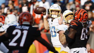 CINCINNATI, OHIO - DECEMBER 05: Justin Herbert #10 of the Los Angeles Chargers looks to pass during the first quarter against the Cincinnati Bengals at Paul Brown Stadium on December 05, 2021 in Cincinnati, Ohio. Kirk Irwin/Getty Images/AFP
== FOR NEWSPAPERS, INTERNET, TELCOS & TELEVISION USE ONLY ==