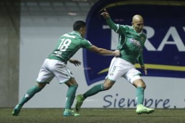 Futbol, Audax vs Universidad Catolica.
Decima fecha, cmapeonato de Clausura 2016/17.
El jugador de Audax Marcos Riquelme, celebra su gol contra  Universidad Catolica durante el partido de primera division disputado en el estadio Bicentenario La Florida de Santiago, Chile.
16/04/2017
Javier Torres/Photosport
************

Football, Audax vs Universidad Catolica.
10th date, Clousure Championship 2016/17
Audax player Marcos Riquelme, celebrates after scoring against Universidad Catolica during the first division football match held at the Bicentenario La Florida stadium in Santiago, Chile.
16/04/2017
Javier Torres/Photosport