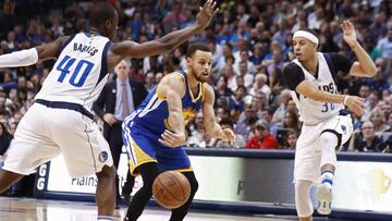 LWS108. DALLAS (TX, EE.UU.), 21/03/2017.- Seth Curry (d) y Harrison Barnes (i) de Mavericks ante Stephen Curry (c) de Warriors hoy, 21 de marzo de 2017, durante un juego de la NBA en el American Airlines Center de Dallas, Texas. EFE/LARRY W. SMITH