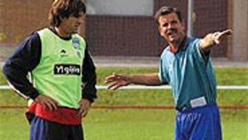 <b>EN LA CUERDA FLOJA</B>. Pepe Acebal se juega hoy su futuro en el banquillo del Sporting.