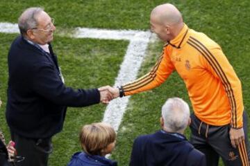 El segundo entrenador del Real Madrid, el francés Zinedine Zidane, saluda al exjugador de la entidad blanca Paco Gento.