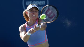 San Jose (United States), 04/08/2022.- Paula Badosa of Spain in action against Elizabeth Mandlik of the USA during their match at the women's Mubadala Silicon Valley Classic tennis tournament at San Jose State University in San Jose, California, USA, 03 August 2022. (Tenis, España, Estados Unidos) EFE/EPA/JOHN G. MABANGLO
