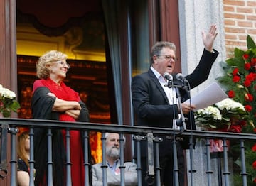 GRA655. MADRID, 12/05/2017.- El periodista y humorista, Juan Luis Cano, acompa&ntilde;ado por la alcaldesa de Madrid, Manuela Carmena, durante el preg&oacute;n de las fiestas de San Isidro 2017