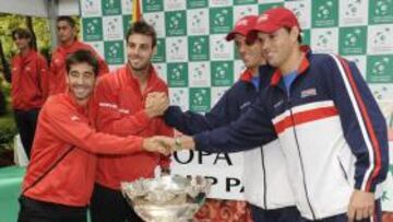 <b>DOBLES. </b>Marc López y Granollers saludan a los hermanos Bryan.