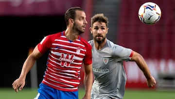 Roberto Soldado ante Yeray en Granada.