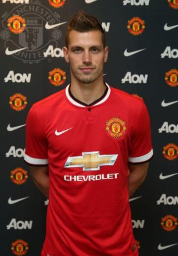 Morgan Schneiderlin llega a Old Trafford para reforzar el mediocentro.