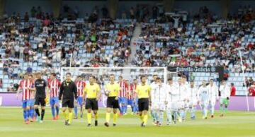 Los jugadores saltan al campo.