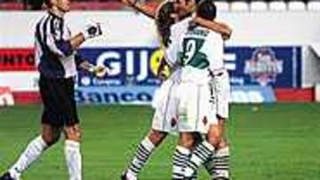 NINO, DE PENALTI. El Elche logró su primera victoria del campeonato gracias a un penalti que transformó en gol Nino.
