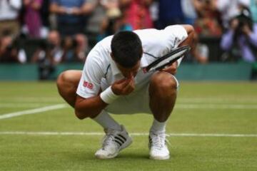 Novak Djokovic besa el suelo que le ve proclamarse ganador de Wimbledon.