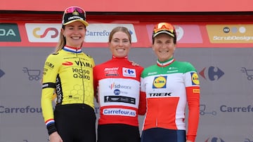 04/05/24 CICLISMO
LA VUELTA CICLISTA FEMENINA
ETAPA 8 DISTRITO TELEFONICA - VALDESQUI
PODIO FINAL
DEMI VOLLERING RIEJANNE MARKUS Y ELISA LONGO BORGHINI