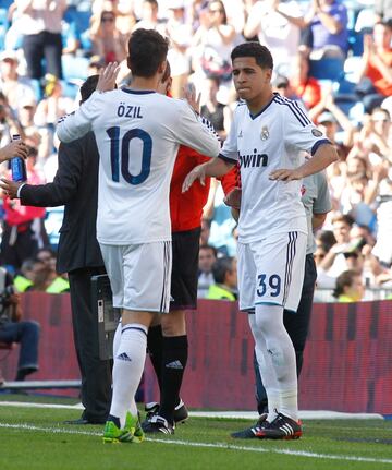 Con el 39 a la espalda, el mediocentro canario sustituye a Özil en su único partido con el primer equipo del Madrid.