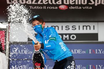 Lorenzo Fortunato celebrando su victoria en el podio
