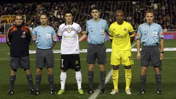 David Villa y Marcos Senna, capitaneando a Valencia y Villarreal en uno de los derbis de la temporada 09-10.