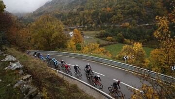 25/10/20  VUELTA CICLISTA A ESPA&bdquo;A 2020  CORONAVIRUS  COVID-19    ETAPA 6   BIESCAS  -  SALLENT DE GALLEGO ARAMON FORMIGAL  PAISAJE PELOTON ESPA&Ntilde;A 2020  