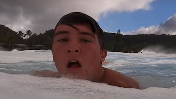 El fotógrafo Parker Seidel sufriendo a nado en las aguas de Pipeline (Oahu, Hawái, Estados Unidos).