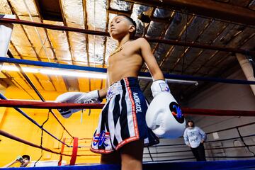 Ryan Martinez es un luchador amateur de tan solo diez a?os que busca obtener su segundo cintur¨®n en la categor¨ªa de peso de 65 libras en una pr¨®xima pelea. Las fotograf¨ªas son un posado para ¡°Chapito's Boxing Gym.