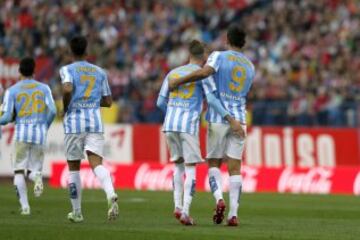 El delantero paraguayo del Málaga Roque Santa Cruz celebra con sus compañeros el gol marcado al Atlético de Madrid