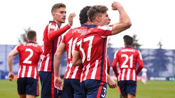 Giuliano Simeone celebra con Camello un gol del Atleti B.