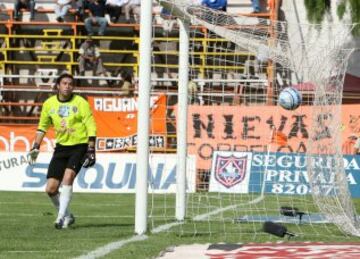 Logró llegar al profesionalismo, pero no supo mantenerse. Espínoza, mundialista en Holanda 2005, fue sorprendido en 2013 vendiendo ropa en una feria artesanal esperando una oferta para jugar, pero que nunca llegó.