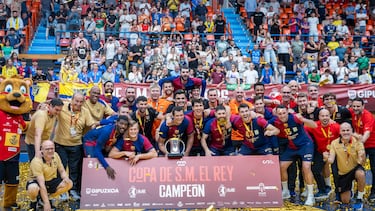 El Barça, con su último título nacional, la Copa del Rey.