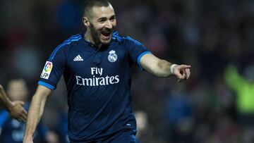 GRANADA, SPAIN - FEBRUARY 07:  Karim Benzema of Real Madrid CF celebrates scoring their opening goal during the La Liga match between Granada CF and Real Madrid CF at Estadio Nuevo Los Carmenes on February 7, 2016 in Granada, Spain.  (Photo by Gonzalo Arr