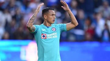 Debido a una fisura en el quinto hueso del metatarso izquierdo, el peruano es baja de Cruz Azul para las primeras fechas. Su regreso, sería en febrero.