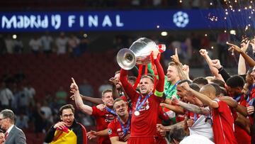 Soccer Football - Champions League Final - Tottenham Hotspur v Liverpool - Wanda Metropolitano, Madrid, Spain - June 1, 2019 Liverpool's Jordan Henderson lifts the trophy as they celebrate winning the Champtions League REUTERS/Kai Pfaffenbach