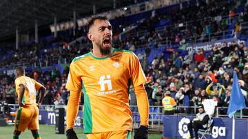 GETAFE (MADRID), 28/01/2023.- El delantero del Betis, Borja Iglesias, celebra el primer gol del equipo andaluz durante el encuentro correspondiente a la jornada 19 de Primera División que Getafe CF y Real Betis disputan hoy sábado en el Coliseum Alfonso Pérez, en Getafe. EFE / Chema Moya.
