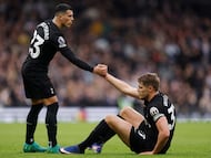 Soccer Football - Premier League - Fulham v Tottenham Hotspur - Craven Cottage, London, Britain - March 1, 2026 Tottenham Hotspur's Micky van de Ven looks dejected as he is helped to his feet by Pedro Porro at the end of the match Action Images via Reuters/Andrew Couldridge EDITORIAL USE ONLY. NO USE WITH UNAUTHORIZED AUDIO, VIDEO, DATA, FIXTURE LISTS, CLUB/LEAGUE LOGOS OR 'LIVE' SERVICES. ONLINE IN-MATCH USE LIMITED TO 120 IMAGES, NO VIDEO EMULATION. NO USE IN BETTING, GAMES OR SINGLE CLUB/LEAGUE/PLAYER PUBLICATIONS. PLEASE CONTACT YOUR ACCOUNT REPRESENTATIVE FOR FURTHER DETAILS.. TPX IMAGES OF THE DAY