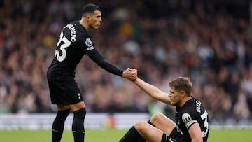 Soccer Football - Premier League - Fulham v Tottenham Hotspur - Craven Cottage, London, Britain - March 1, 2026 Tottenham Hotspur's Micky van de Ven looks dejected as he is helped to his feet by Pedro Porro at the end of the match Action Images via Reuters/Andrew Couldridge EDITORIAL USE ONLY. NO USE WITH UNAUTHORIZED AUDIO, VIDEO, DATA, FIXTURE LISTS, CLUB/LEAGUE LOGOS OR 'LIVE' SERVICES. ONLINE IN-MATCH USE LIMITED TO 120 IMAGES, NO VIDEO EMULATION. NO USE IN BETTING, GAMES OR SINGLE CLUB/LEAGUE/PLAYER PUBLICATIONS. PLEASE CONTACT YOUR ACCOUNT REPRESENTATIVE FOR FURTHER DETAILS.. TPX IMAGES OF THE DAY