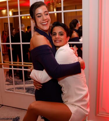 Abrazo entre Carolina Marín, Premio Deporte en Positivo, y María Pérez, Premio AS del Deporte 2025.