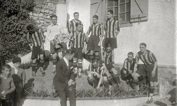El Iberia Sport Club, en 1928 en Atocha en el monumento a Machimbarrena.