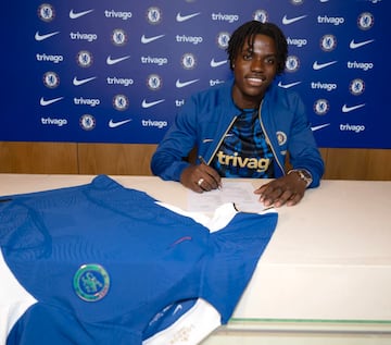 Roméo Lavia firma su contrato como nuevo jugador del Chelsea.