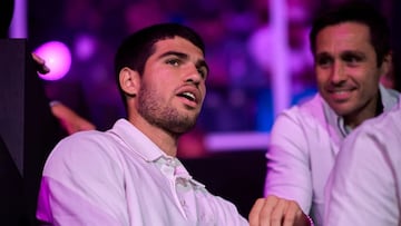 Carlos Alcaraz comenta con Belasteguín las semifinales.