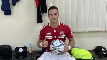 El asturiano Hugo L&oacute;pez, tras firmar su primer &#039;p&oacute;ker&#039; de goles con el Dhofar FC de Om&aacute;n.