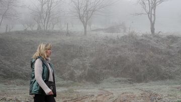 Una mujer camina al lado de una zona helada en Becerre¨¢, donde la temperatura ha ca¨ªdo hasta los -5?C, a 23 de enero de 2023, en Becerre¨¢, Lugo, Galicia (Espa?a). El paso de los temporales de los ¨²ltimos d¨ªas han dado lugar a un anticicl¨®n que predomina en Galicia y que ha dejado heladas por todo el territorio con temperaturas bajo cero en buena parte del interior.
23 ENERO 2023;HELADAS;FRIO;ANTICILON;TEMPERATURA;INVIERNO;BAJO CERO
Carlos Castro / Europa Press
23/01/2023