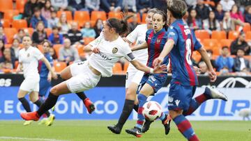 Jugadoras del Valencia y Levante en el derbi de Mestalla.