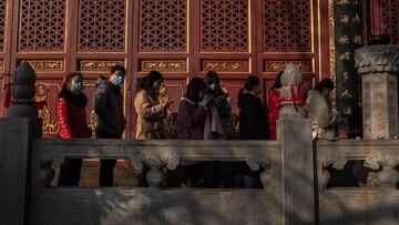 Wuhan (China), 01/01/2021.- People stay in a queue as they visit Baotong Temple on the first day of the new year, in Wuhan, China, 01 January 2021. Life in Wuhan, a Chinese city of more than 11 million, which nearly a year ago became the epicenter of the coronavirus outbreak is returning to normal. EFE/EPA/ROMAN PILIPEY