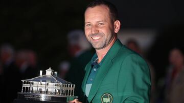 MCX325. Augusta (United States), 09/04/2017.- Sergio Garcia of Spain holds rthe Masters Championship Trophy after winning the Masters in a sudden death playoff over Justin Rose of England during the final round of the 2017 Masters Tournament at the Augusta National Golf Club in Augusta, Georgia, USA, 09 April 2017. The Masters Tournament is held 06 April through 09 April 2017. (España, Estados Unidos) EFE/EPA/ANDREW GOMBERT