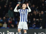 Beñat Turrientes celebra su gol a Osasuna en Anoeta señalando al cielo.