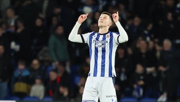 Beñat Turrientes celebra su gol a Osasuna en Anoeta señalando al cielo.