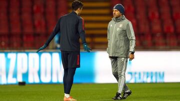 Lewandowski discute con Flick en el entrenamiento del Bayern.