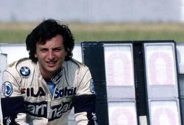 Riccardo Gabriele Patrese (Padua, Italia; 17 de abril de 1954) tiene una dilatada trayectoria en el campeonato, entre 1977 y 1993. Es el noveno piloto con más grandes premios en su haber. A pesar de ser segundo en este apartado que aquí se trata, es el hombre que más tiempo ve pasar entre dos de sus triunfos: seis años, seis meses y 28 días. Eso fue lo que transcurrió entre sus victorias de Sudáfrica 1983 y San Marino 1990, que son su segunda y tercera respectivamente. La primera la logra en Mónaco 1982, cuatro años después del fatal accidente en la salida de Monza que le cuesta la vida a Ronnie Peterson. El italiano ha sido señalado en alguna ocasión de haber sido el origen de la melé en la que se vieron implicados James Hunt Peterson, Patrese, Vittorio Brambilla, Hans-Joachim Stuck, Patrick Depailler, Didier Pironi, Derek Daly, Clay Regazzoni y Brett Lunger.