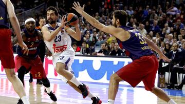 GRA617. MADRID, 22/03/2017.- El base del Real Madrid Sergio Llull (c) entra a canasta ante el estadounidense Tyrese Rice (i) y el griego Stratos Perperoglou en partido de la vigésima séptima jornada de la Euroliga que se disputa esta noche en el Wizink Center de Madrid. EFE. JuanJo Martin