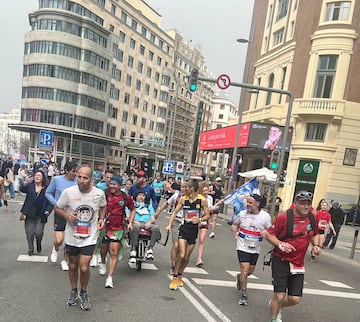 José Luis Capitán, con sus amigos y el exatleta Jesús España (de negro), en la Plaza de Callao.