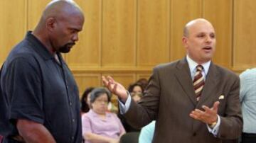 Lawrence Taylor: La leyenda de los New York Giants se declaró culpable de proxenetismo y conducta sexual inapropiada con una menor. Su hijo Lawrence jr, cumplió 10 años de prisión por la violación de dos niñas de 13 años.