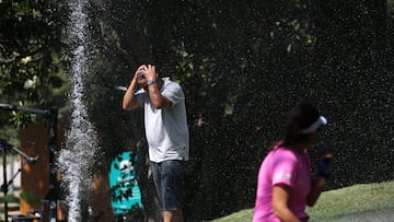 Santiago 22 de diciembre 2024.
Un hombre se refresca durante ola de calor que afecta a la zona central.
Javier Salvo/Aton Chile