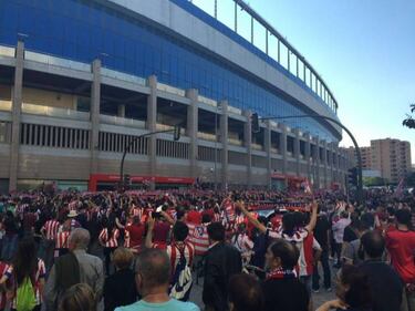 Thousands of Atlético fans sing Simeone support at the Calderón